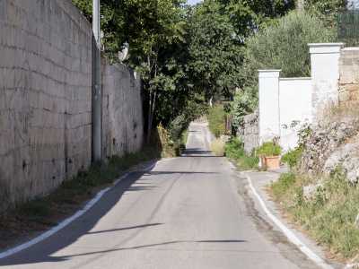 Non ci resta cos� che lasciare l�ipogeo per risalire su via Martinez, che ci conduce a un incrocio da cui parte un�altra �arteria� di nostro interesse: strada La Grava. La via, in forte pendenza, si sviluppa parallelamente alla precedente, scendendo nell�alveo della lama e andando poi a �sfociare� su via Fanelli